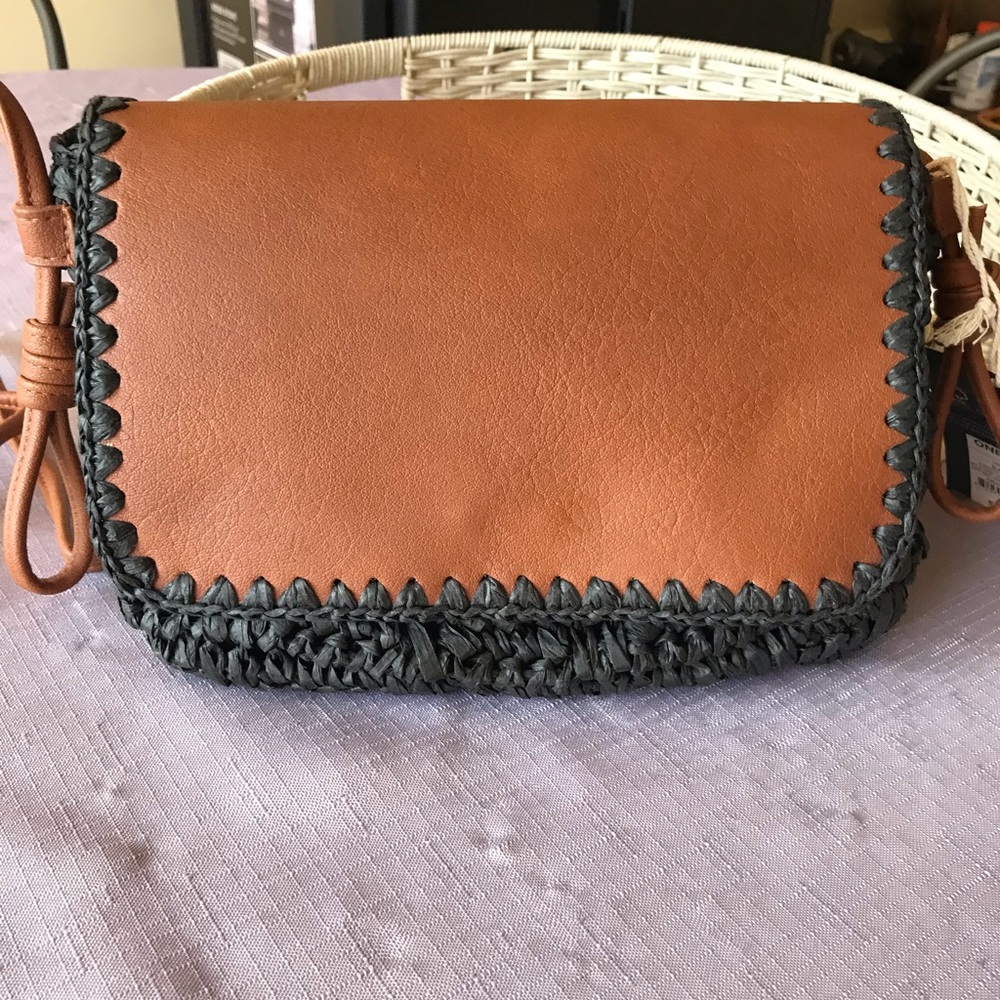 Black straw and brown faux leather purse